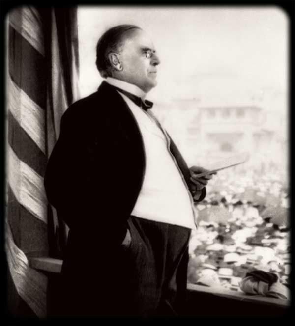 President McKinley delivering his speech to the exposition fair goers on September 5, 1901. In the crowd directly below him stood Leon Czolgosz.